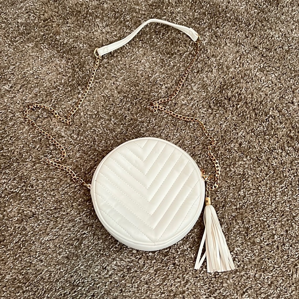 White boutique small bag! Only worn once, no stains, looks brand new! ✨